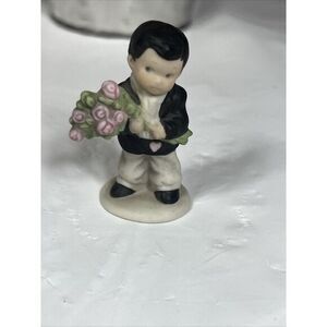 ENESCO BOY FIGURINE‎ Flowers I KNOW HOW TO WIN A HEART 487708